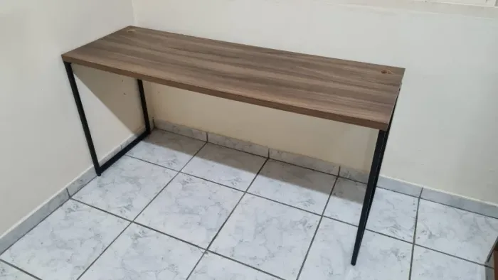 Mesa Escrivaninha Estilo Industrial em MDP com Pés de Metal - NÃO ENVIO E NEM ENTREGO