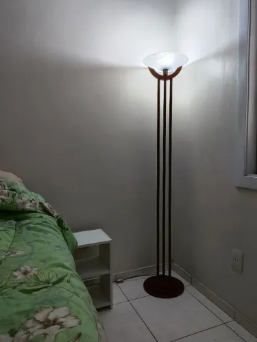Luminária de Chão Vintage Estilo Torchiere - Madeira/Metal e Vidro Fosco