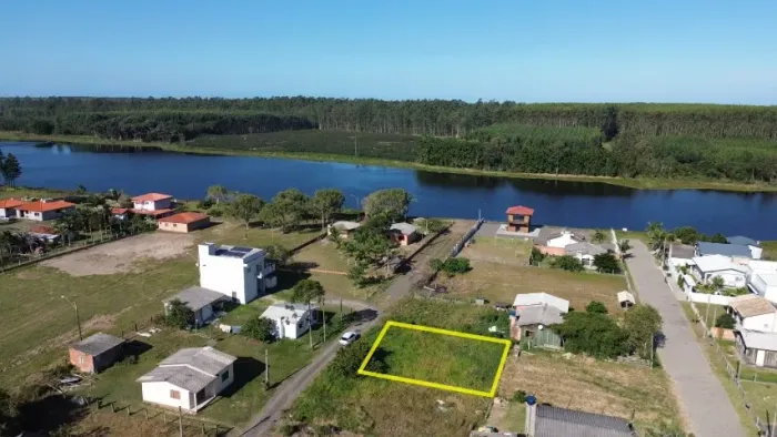 Terreno a 50 metros da lagoa do Rio Novo em Balneário Gaivota -SC