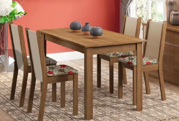 Sala de jantar com 4 cadeiras e mesa 