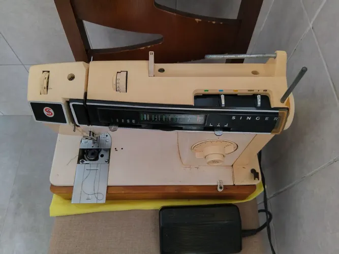 Vendo máquina de costura singer,zig zagueiro borda 220 wts