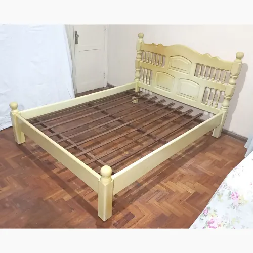 Cama de casal de madeira maciça angelim pedra. Queem Size. Em ótimo estado de conservação.