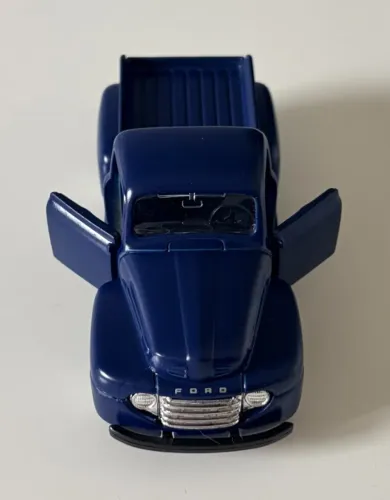 Miniatura de Metal Ford Pickup 48 à Fricção - Maisto Colecionável - 1/36