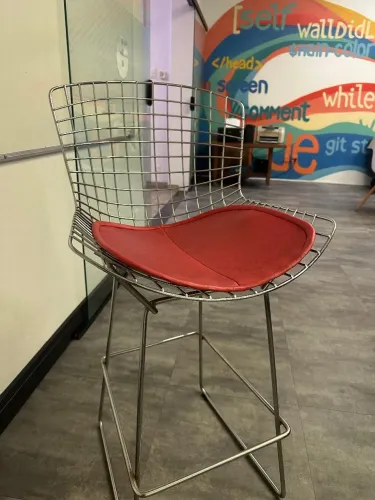 Kit com 4 Banquetas de Design em Aço Cromado com Assento Vermelho