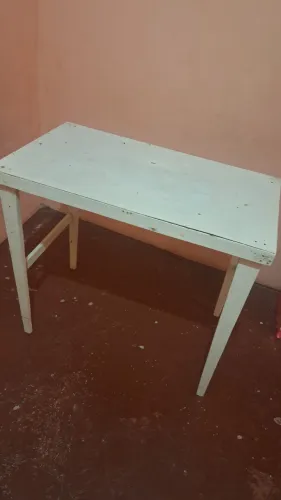 Arara de roupa e mesinha