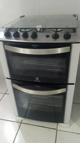 Fogão semi-novo, bem conservado.
