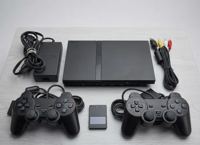 PS2 com garantia de 3 meses e 2 controles novos!