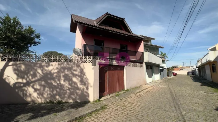 Sobrado à venda, 4 dormitórios, ático, piscina, R$ 750.000, Uberaba, Curitiba, PR