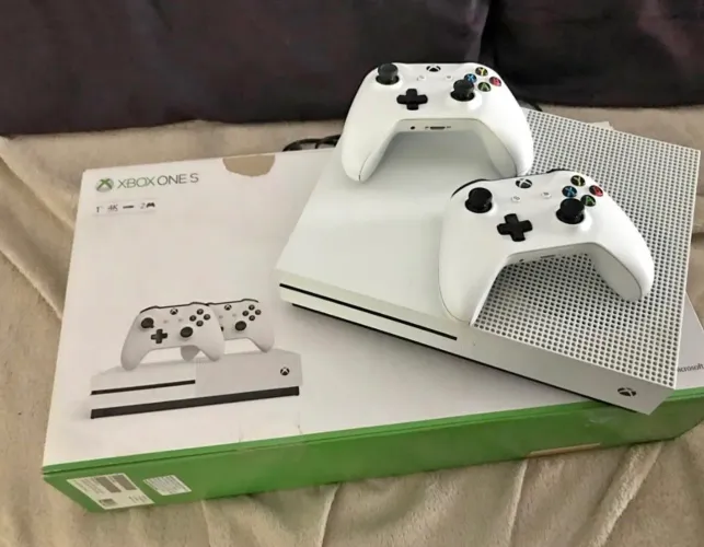 Vendo ou troco Xbox one s 1tb , 2 controles originais
