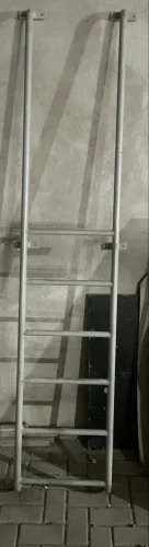 Escada metálica de acesso 
