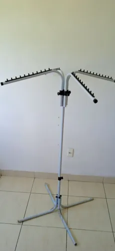 Arara de roupas com 4 braços reguláveis 