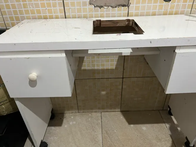 Mesinha manicure já com corte de colocar sugador