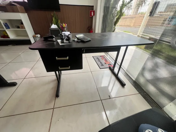 Mesa escritório com gavetas