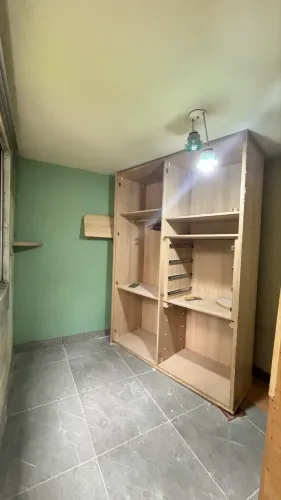 Quarto completo cama guarda-roupa e mesinha