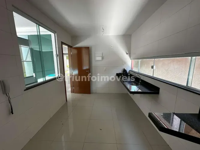 Casa duplex com condomínio com 4 suítes no Morros