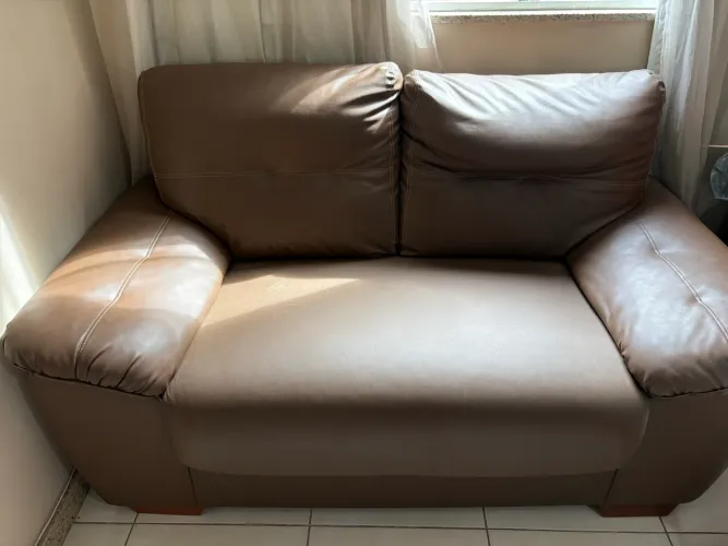 Sofá dois lugares em corino marrom escuro