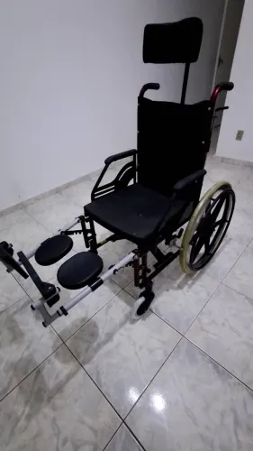 Cadeira de rodas reclinável (quase sem uso)