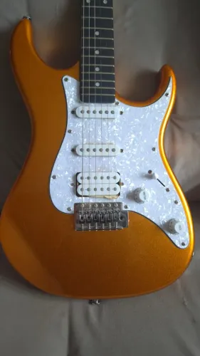 Guitarra Tagima Seminova e Conjunto de Acessórios