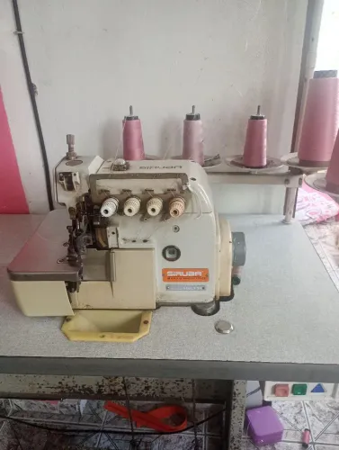 Máquina de costura interlok siruba
