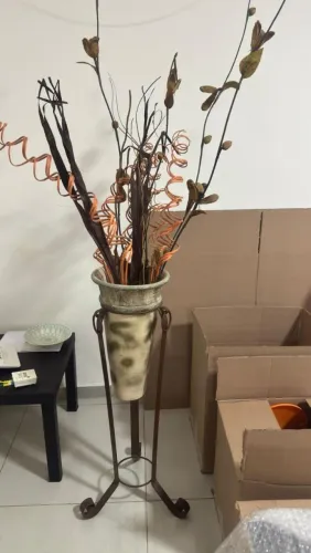 VASO DE CERAMICA COM SUPORTE DE FERRO E ARRANJO