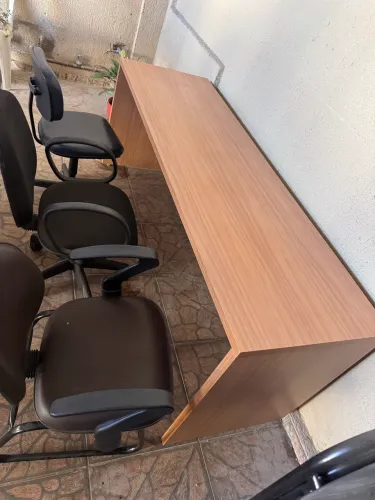 Mesa de escritório e cadeiras