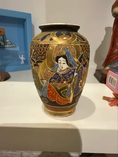 Pequeno vaso japonês Satsuma com rica douração