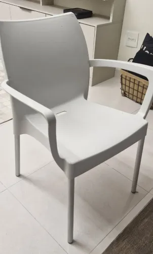 Poltrona cadeira plástica com pés de alumínio (unidade)