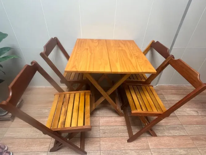 Vendo Mesa com 4 Cadeiras