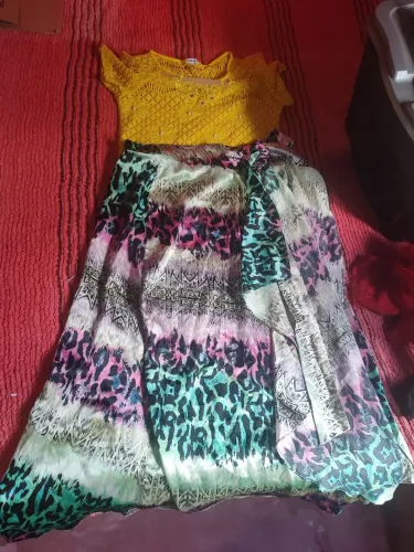 Saia envelope de cetim e blusa amarela.