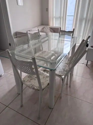 Mesa de Jantar 6 Lugares com Tampo de Vidro e Cadeiras