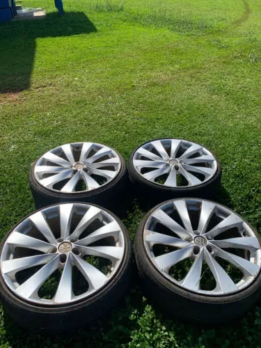 Vendo rodas aro 20 , uma delas tem que reforma. 