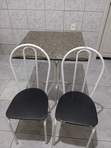 Mesa de mármore c/duas cadeiras