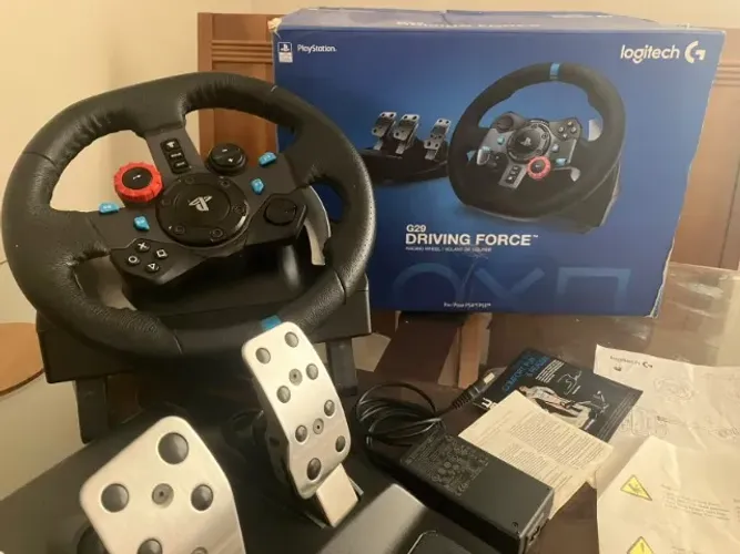 Volante e Pedais Logitech G29 Driving Force com Force Feedback para PS5, PS4, PS3 e PC