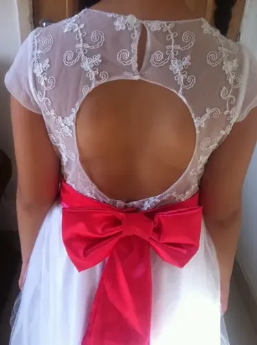 VESTIDO DAMINHA BRANCO COM LAÇO ROSA