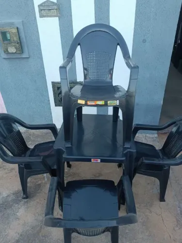 Conjunto de Cadeiras e Mesas novas de plástico forte e resistente.