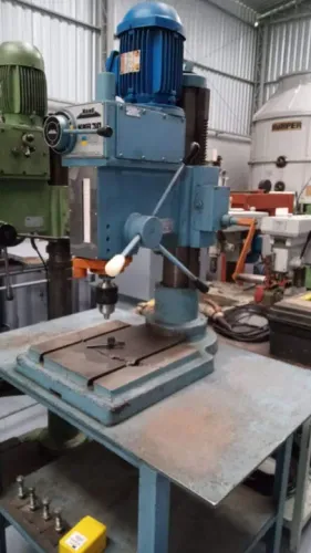 Furadeira Kone KMB 30 engrenada com bancada em aço 