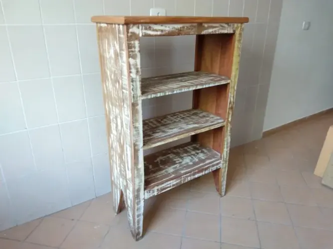 Estante de madeira maciça de demolição, ipê, patinada.