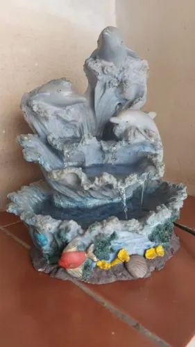 Fonte de água de resina em forma de golfinhos