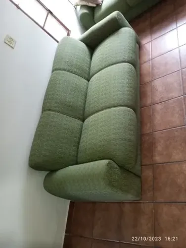  Sofá na cor verde ,de  2  e 3  lugares, bem conservado e com estrutura maciça.