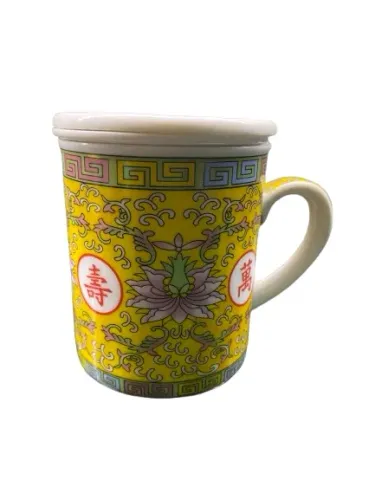 Caneca chinesa em porcelana amarela com cena floral com infusor.