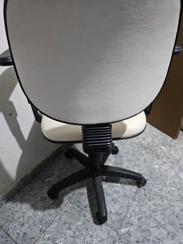 Cadeira escritório com regulagens 