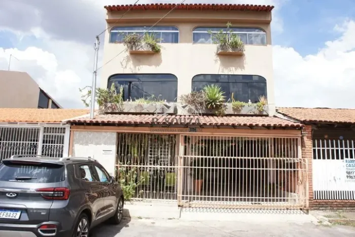 Vendo excelente Sobrado no Guará II com 3 pavimentos para uso residencial/comercial