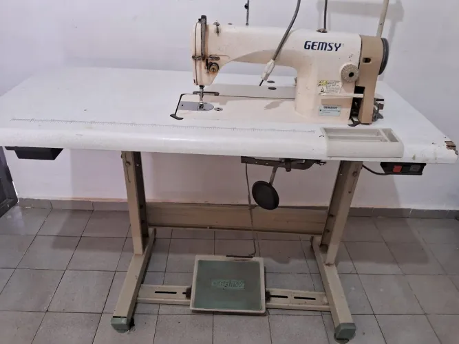 Máquina de costura reta industrial 