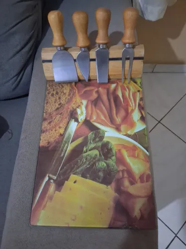 Tábua de frios com talheres