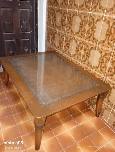 Vendo 1 sofá e uma mesa de centro ambos são conjunto.