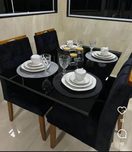 Mesa tampo com vidro e cadeiras em madeira maciça!! Promoção