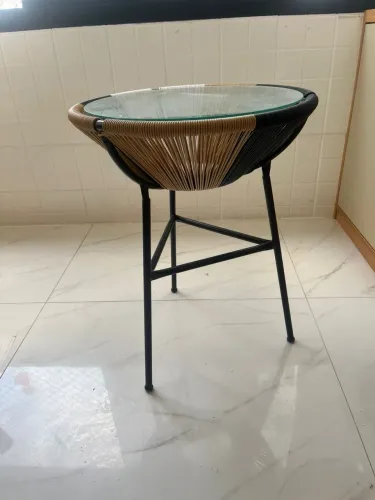 Vendo mesinha de fibra trançada artesanalmente com tampo de vidro 