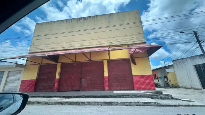 Alugo prédio no Village