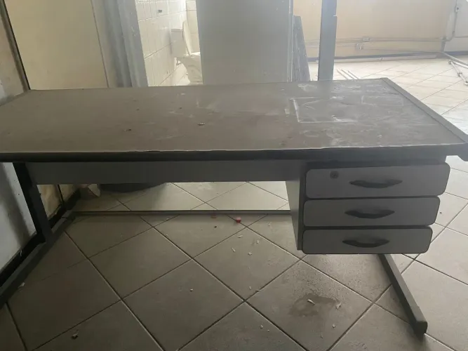 Mesa de escritório com 3 gavetas e tranca.