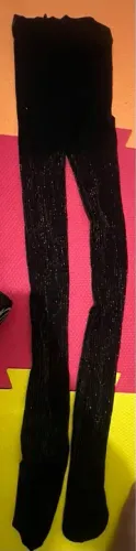 Meia calça preta com listras fininhas douradas. Usada. Sem furo.